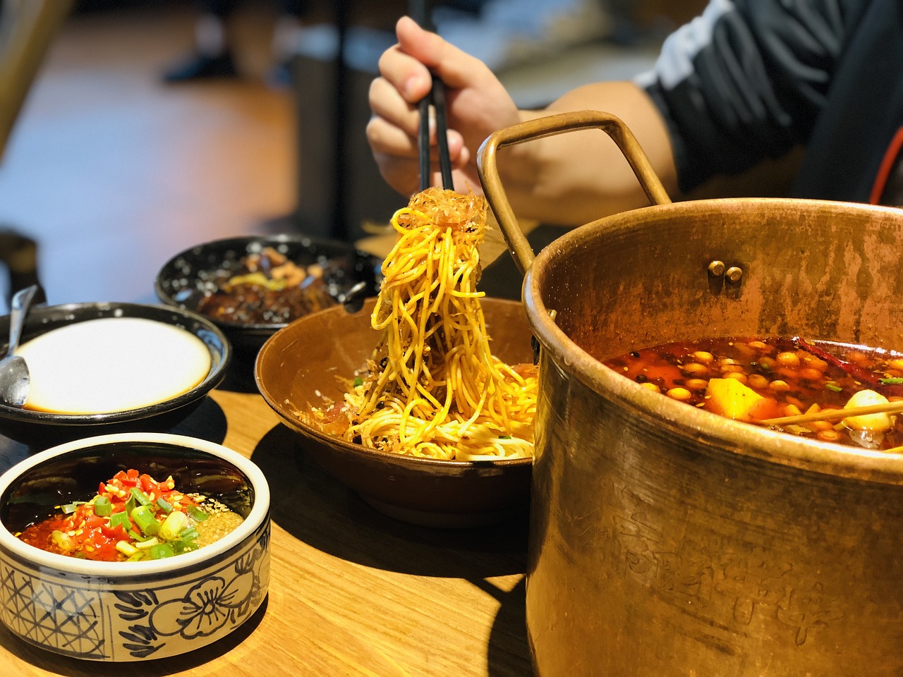 屋內(nèi)酒香迷人醉，生肖之謎——艶麗妖燒下的精準解讀